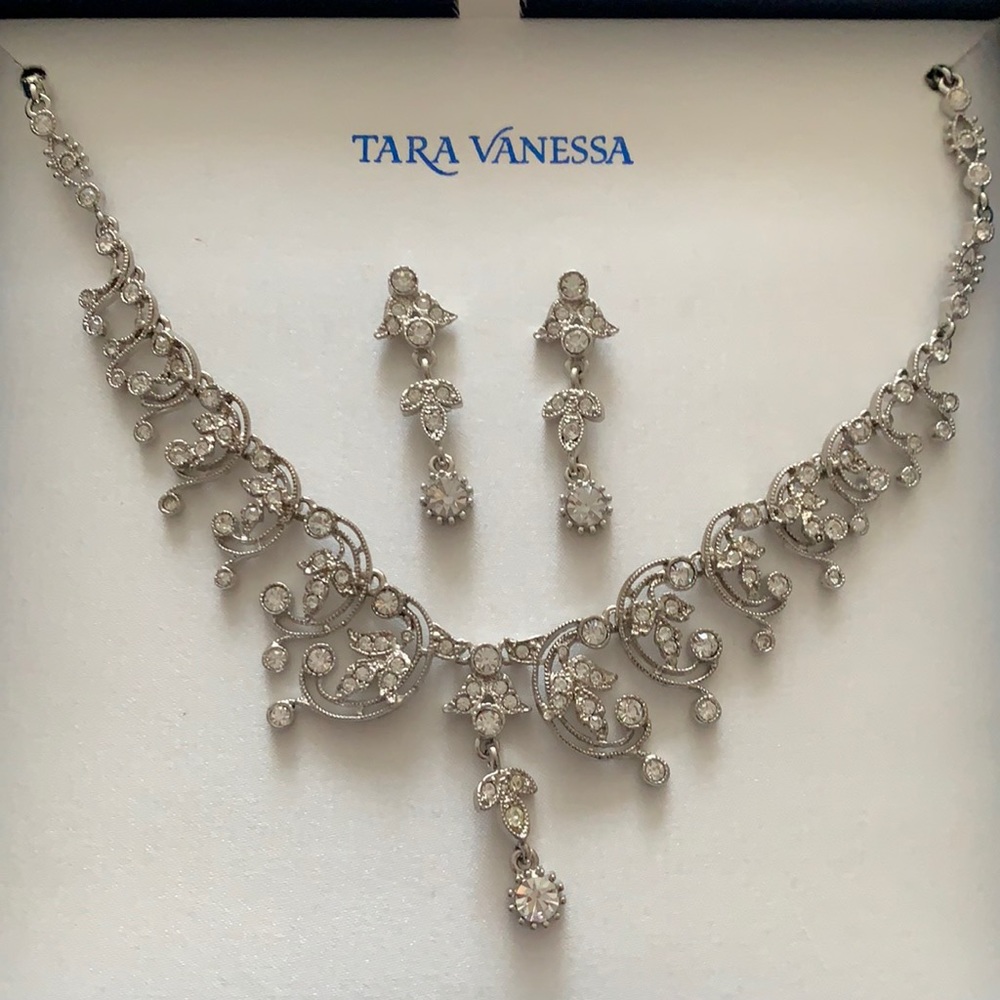 Necklace and earring set